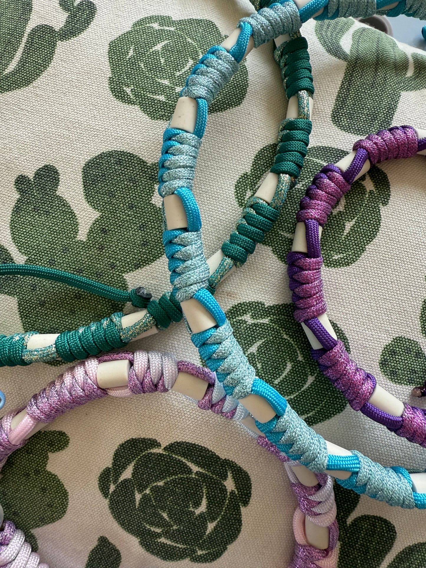 Collier en paracorde avec perles EM – Protection naturelle et élégance artisanale