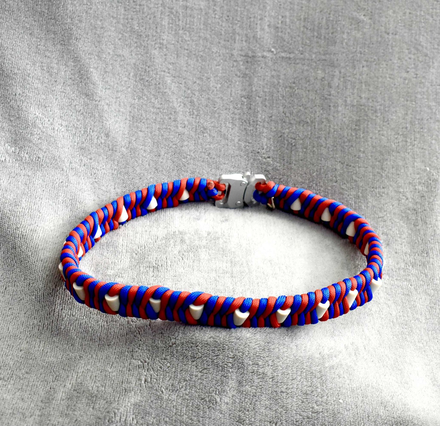 Collier en paracorde avec perles EM – Protection naturelle et élégance artisanale