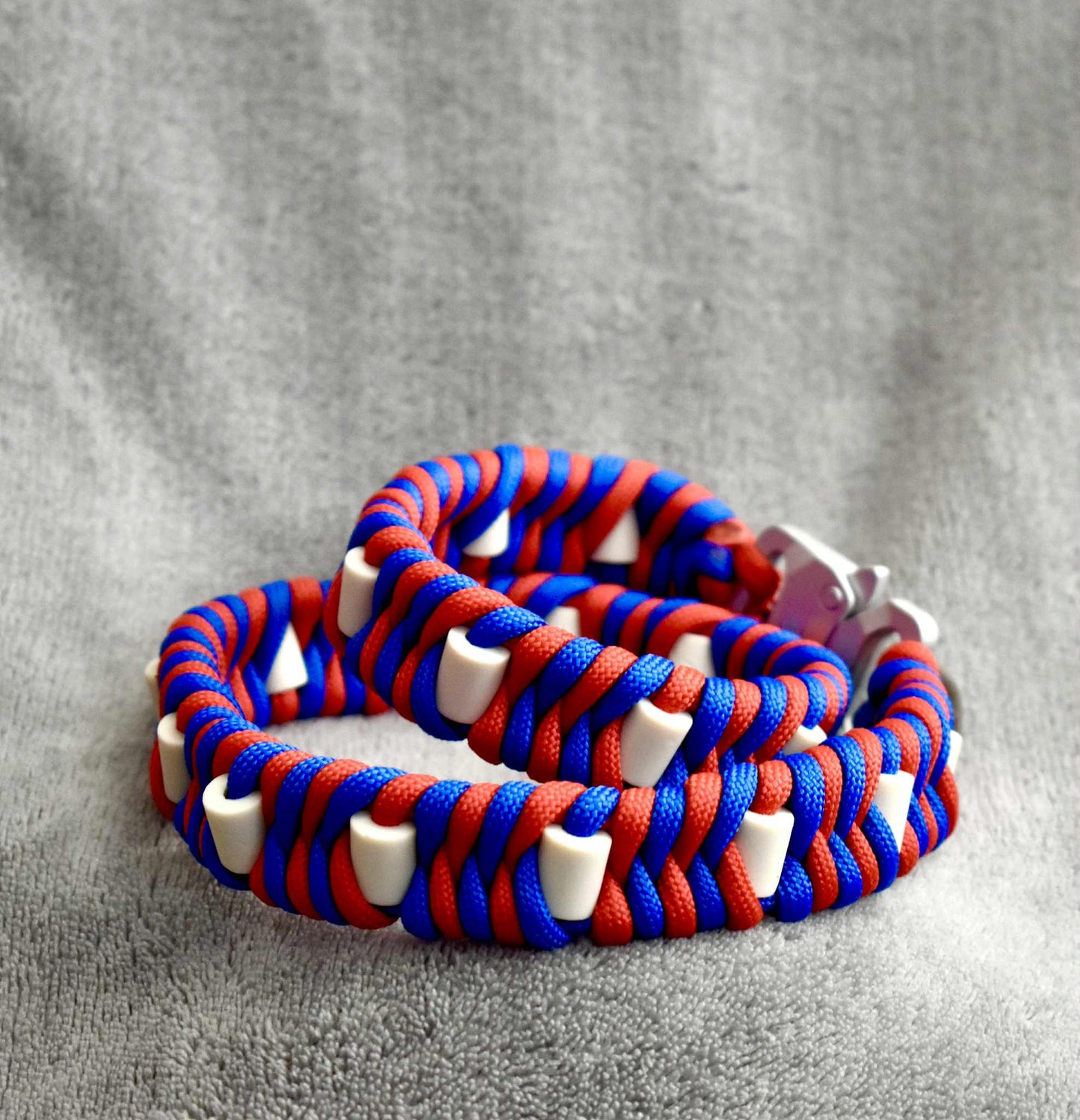 Collier en paracorde avec perles EM – Protection naturelle et élégance artisanale