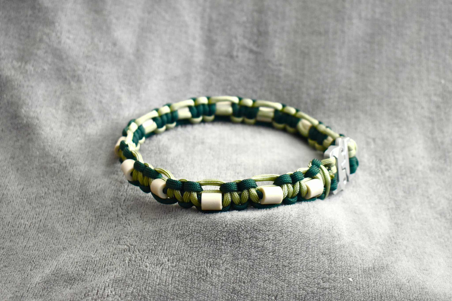 Collier en paracorde avec perles EM – Protection naturelle et élégance artisanale