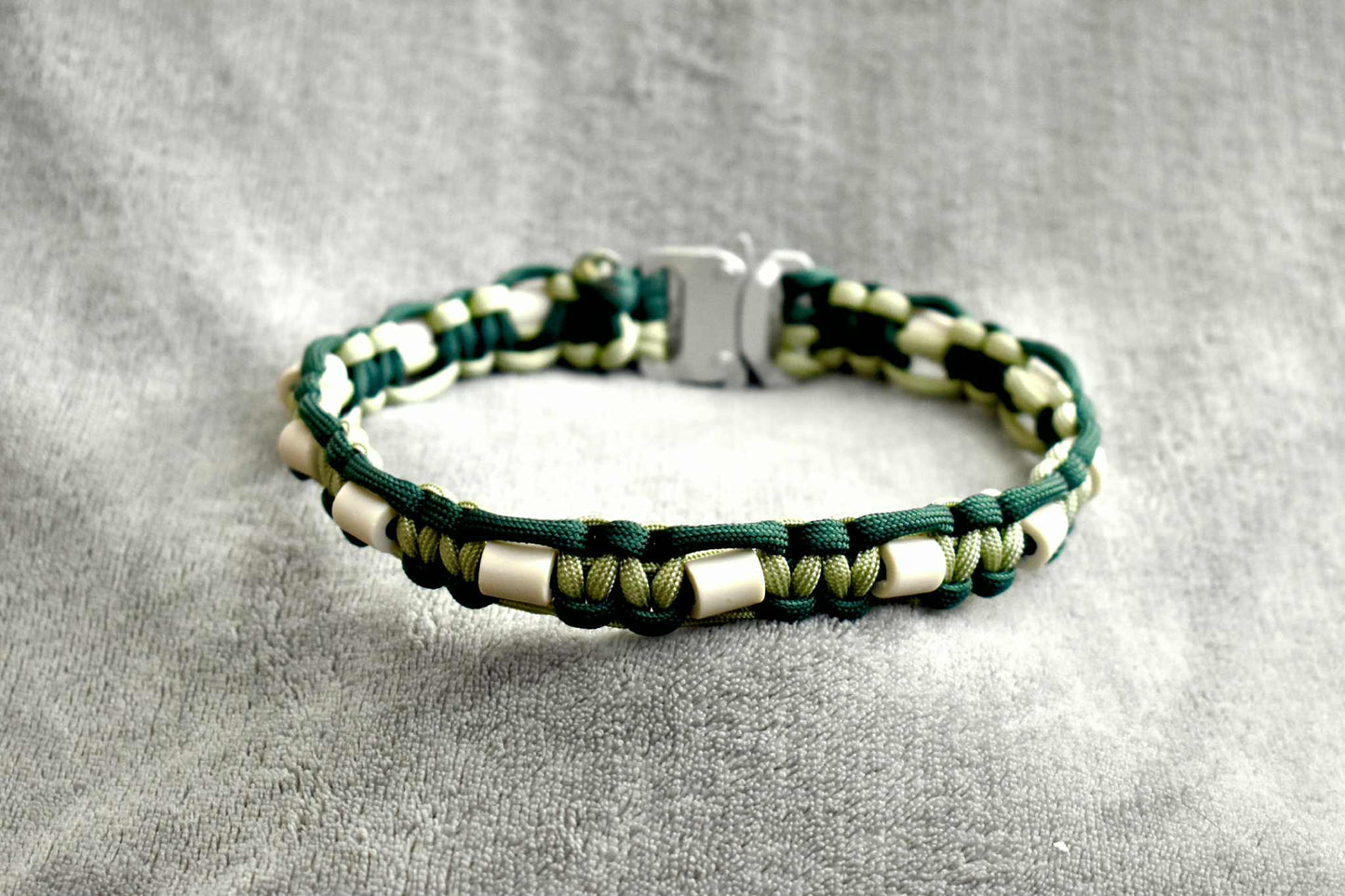 Collier en paracorde avec perles EM – Protection naturelle et élégance artisanale